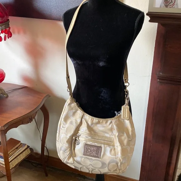🦊 Coach gold crossbody. - Picture 1 of 6